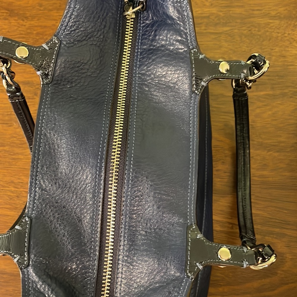 Coach leather shoulder bag. Great condition inside and out. - Picture 4 of 12